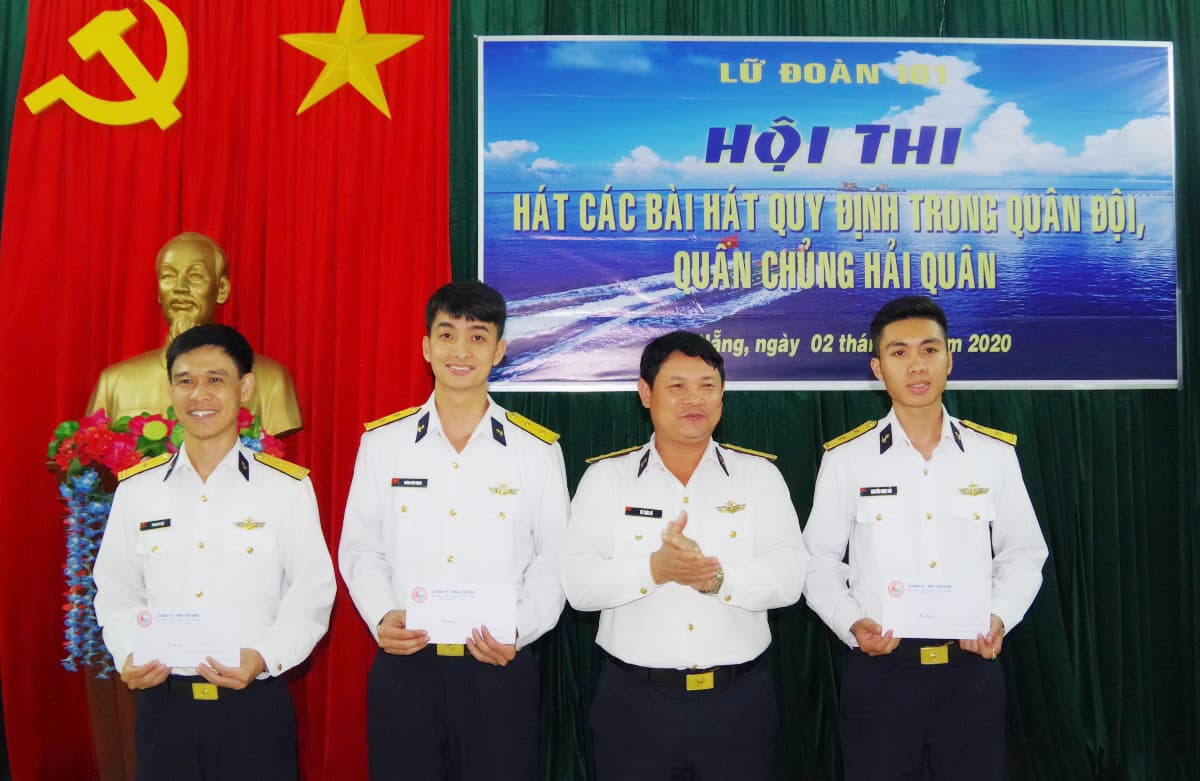 Lữ đoàn 161 thi hát các bài hát quy định trong Quân đội