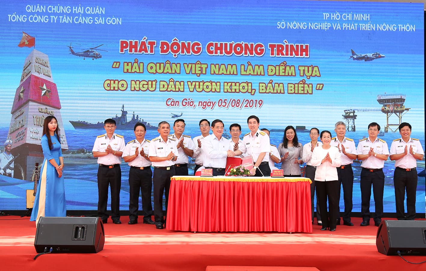 Tổng công ty Tân cảng Sài Gòn: Ký kết Chương trình “Hải quân Việt Nam làm điểm tựa cho ngư dân vươn khơi, bám biển” tại Cần Giờ