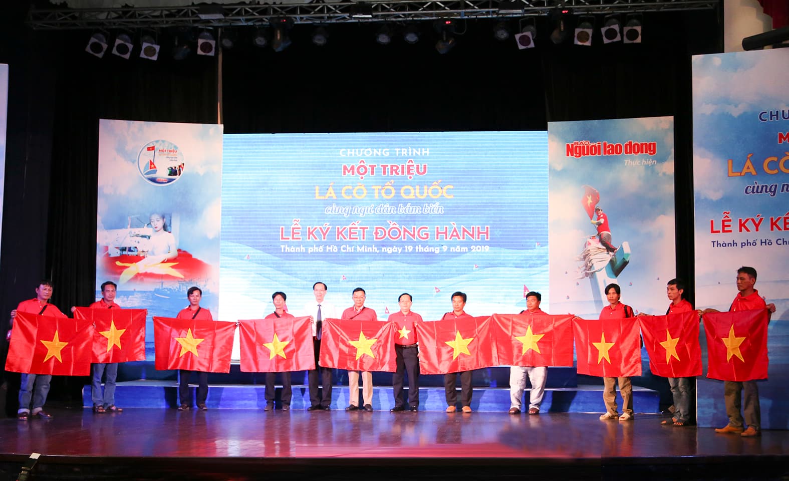 Chương trình “Một triệu lá cờ Tổ quốc cùng ngư dân bám biển”