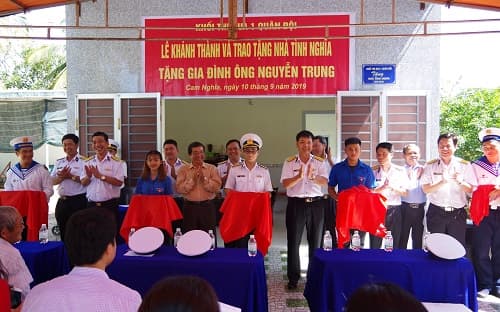 Khối thi đua 1 quân đội (tỉnh Khánh Hòa) bàn giao Nhà tình nghĩa cho gia đình chính sách
