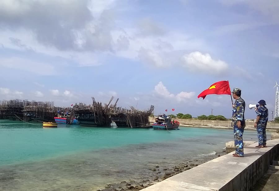 Các ngư dân gặp nạn ở Trường Sa chờ thời tiết tốt để tàu Hải quân đưa về bờ