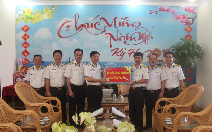 Chính ủy Hải quân thăm, chúc tết cán bộ, thủy thủ Lữ đoàn Tàu ngầm 189