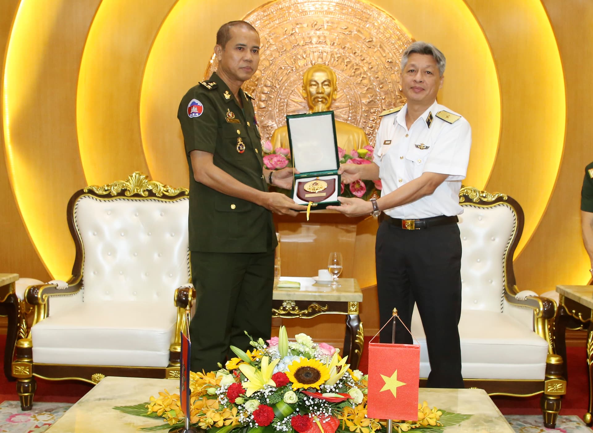 Thủ trưởng Bộ Tư lệnh Hải quân tiếp đoàn cán bộ Cục Tác chiến, Quân đội Hoàng gia Cam-pu-chia