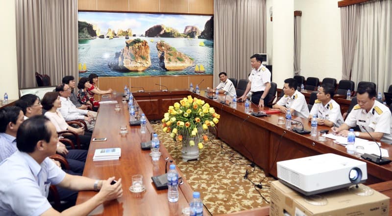 Chuẩn Đô đốc Phạm Văn Vững tiếp đoàn cán bộ Bảo hiểm xã hội Việt Nam