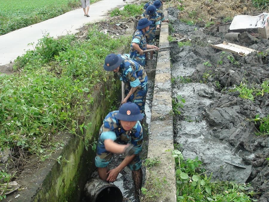 Lữ đoàn 131 lao động giúp dân xây dựng nông thôn mới