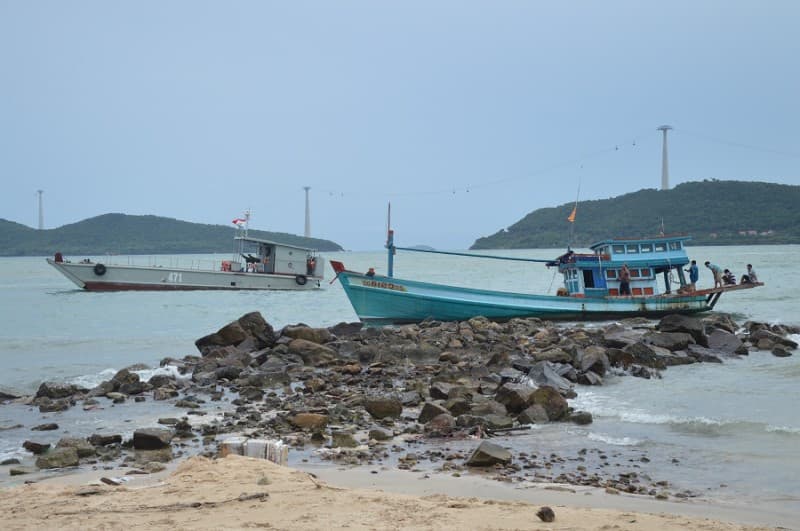 Tàu 471, Lữ đoàn 127 kịp thời cứu kéo tàu cá Kiên Giang bị mắc cạn