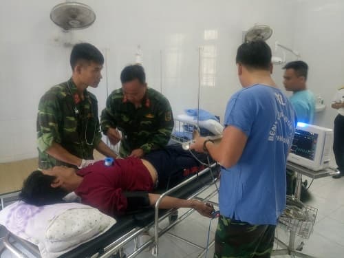 Bệnh xá đảo Song Tử Tây cấp cứu ngư dân bị nhiễm trùng, nhiễm độc