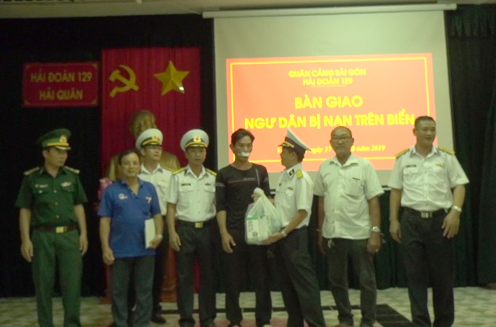 Tàu 745 đưa ngư dân bị nạn về đất liền