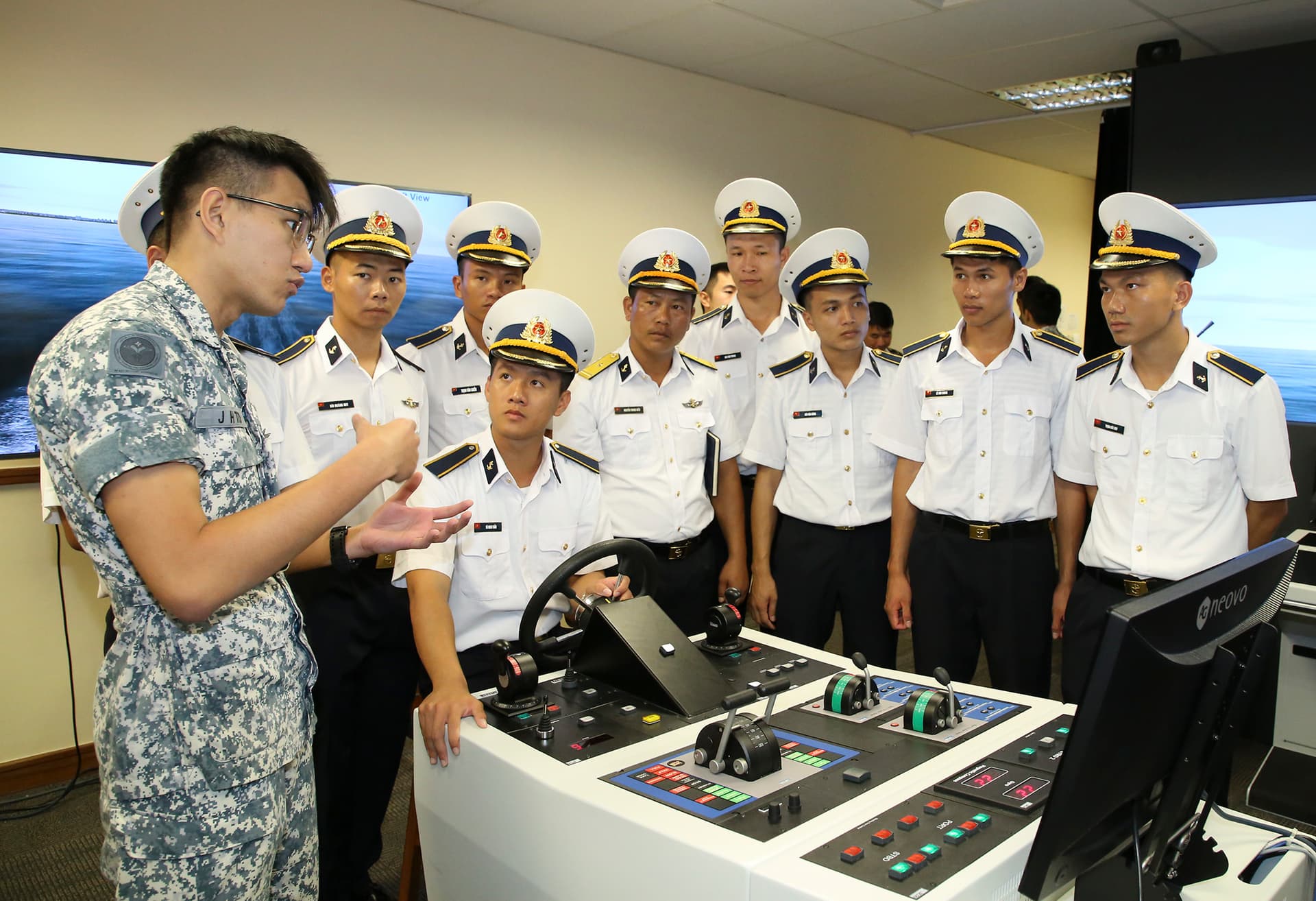 Học viên sĩ quan Hải quân Việt Nam và Singapore giao lưu, trao đổi chuyên môn