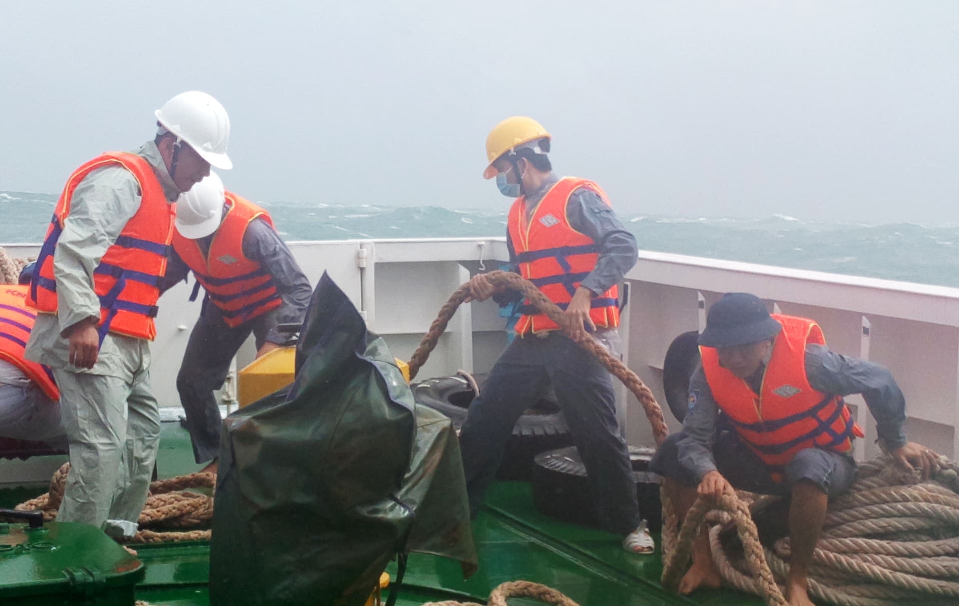 Tàu KN 269 cứu nạn tàu cá BL 93222 TS trên vùng biển xa bờ