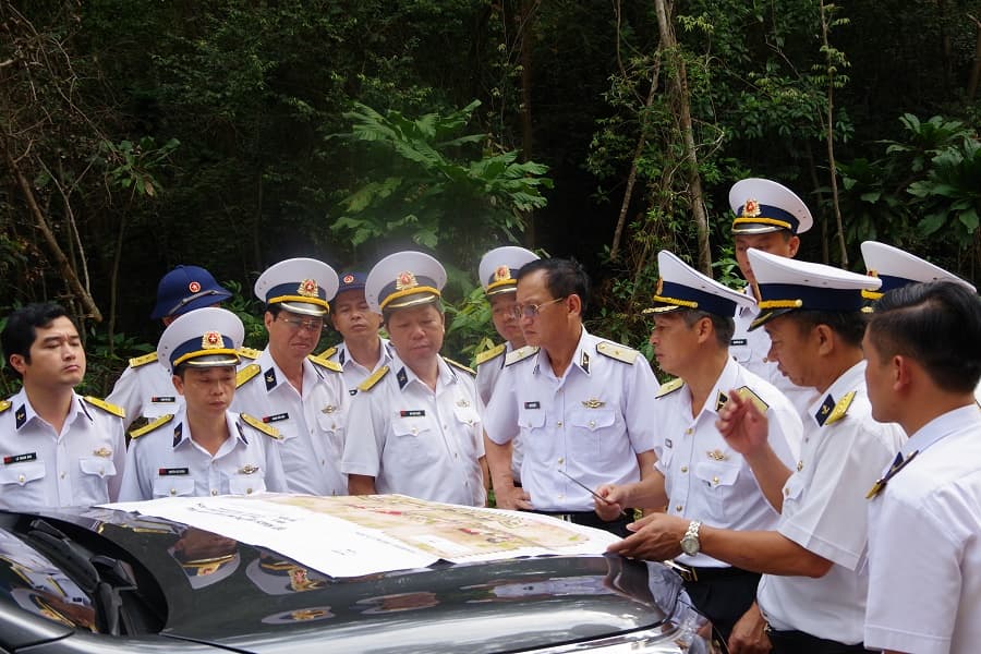 Chuẩn Đô đốc Ngô Sỹ Quyết thăm và làm việc với Bộ Tư lệnh Vùng 5 Hải quân