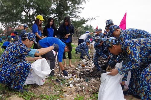 Lữ đoàn 681, Vùng 2 Hải quân chung tay làm sạch biển và chống rác thải