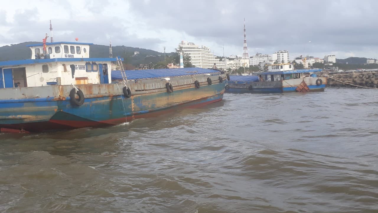 Vùng 5 cứu kéo xà lan bị mắc cạn