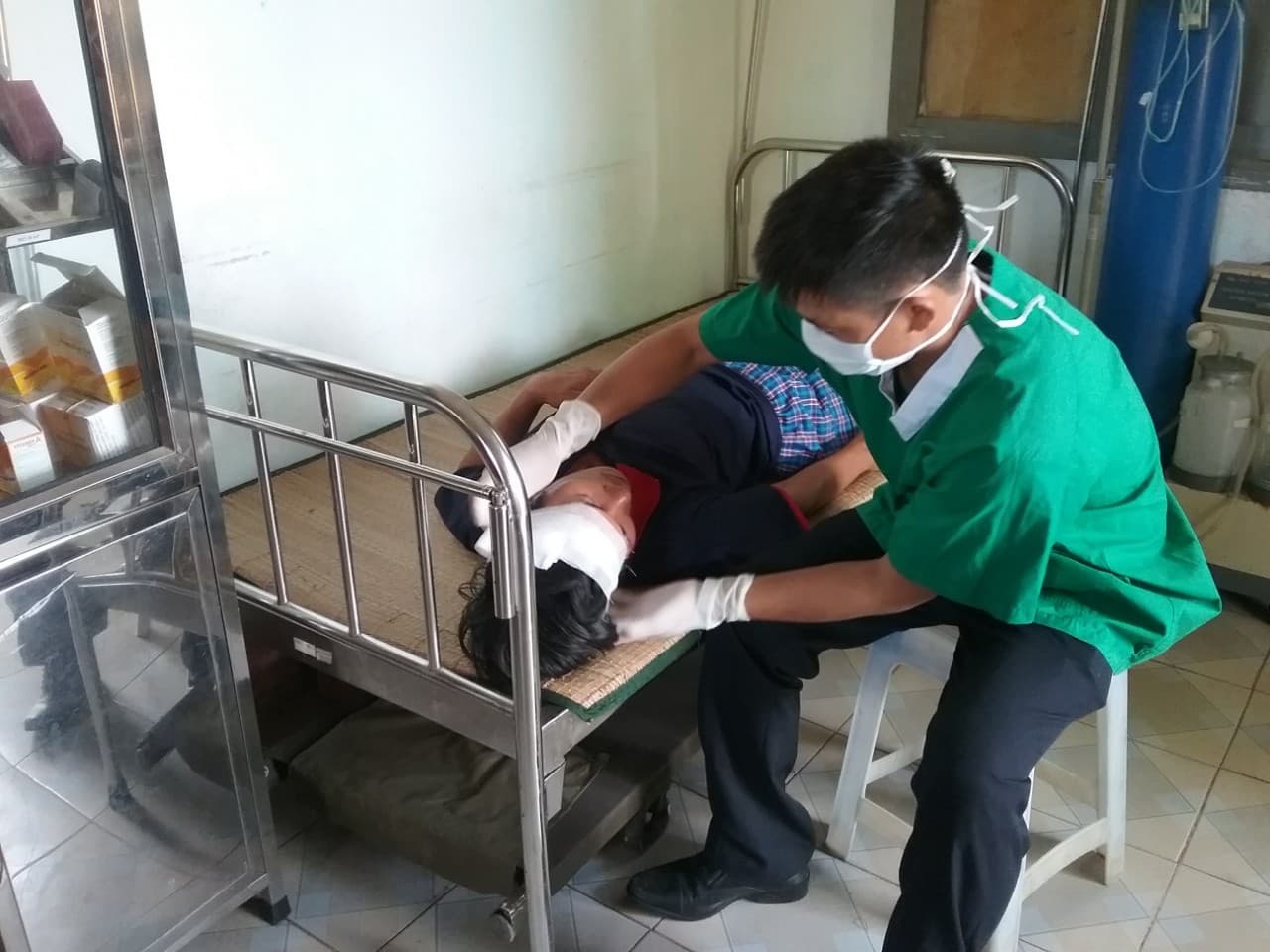 Bệnh xá đảo Sinh Tồn cấp cứu ngư dân bị thương ở đầu