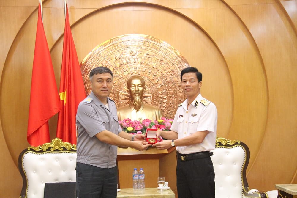 Thủ trưởng Bộ Tư lệnh tiếp khách nước ngoài