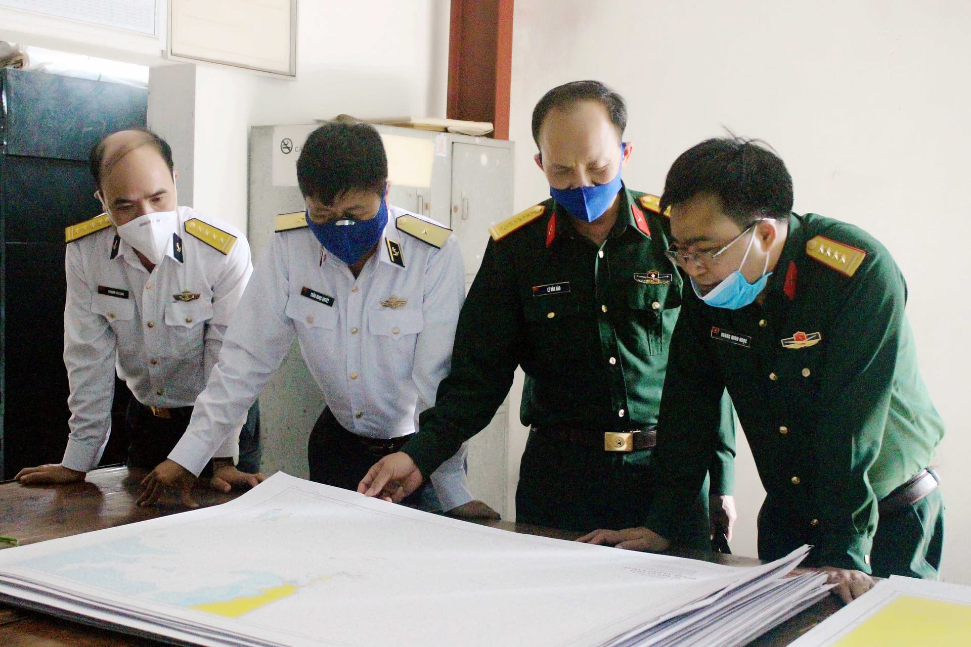 Đoàn cán bộ Cục Bản đồ kiểm tra công tác in ấn tại Đoàn Đo đạc biên vẽ hải đồ và nghiên cứu biển