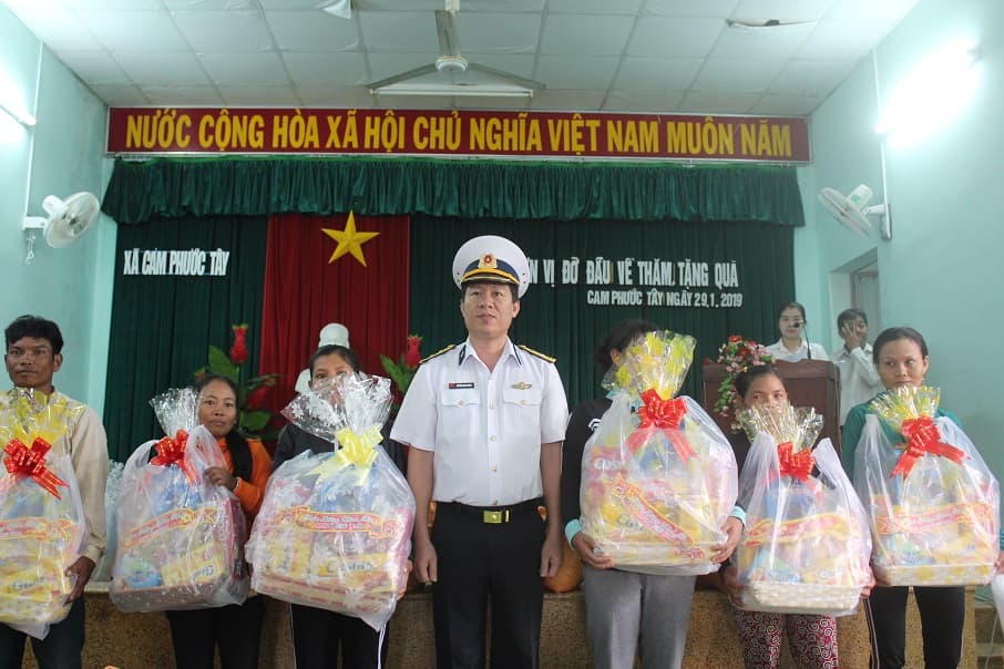 Lữ đoàn 189 Hải quân thăm, tặng 341 suất quà cho các gia đình chính sách và hộ nghèo dân tộc Raglai