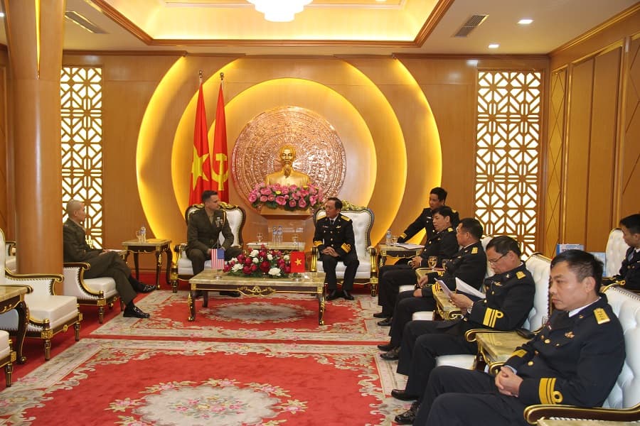 Tùy viên Thủy quân Lục chiến Hoa Kỳ chào xã giao Bộ Tư lệnh Hải quân