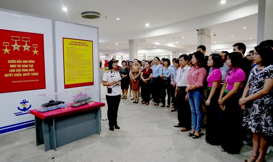 Triển lãm “Biển, đảo và người chiến sĩ Hải quân” tại Điện Biên