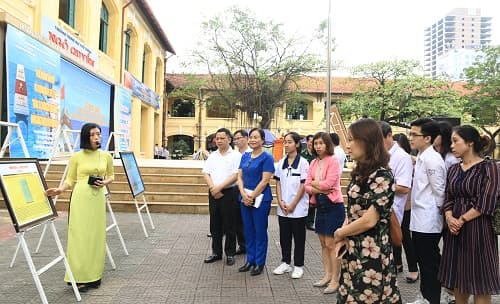 Triển lãm bản đồ và trưng bày tư liệu Hoàng Sa, Trường Sa của Việt Nam tại trường THPT Ngô Quyền