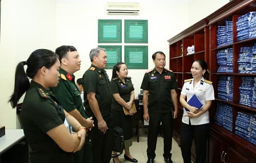 Đoàn cán bộ Văn phòng Bộ Quốc phòng Lào: Trao đổi nghiệp vụ văn thư, bảo mật tại Bộ Tư lệnh Hải quân Việt Nam