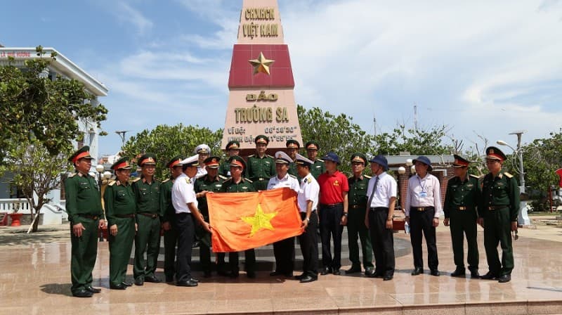 Quà ra Trường Sa