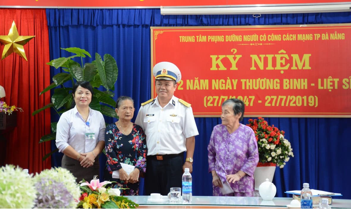 Vùng 3 Hải quân thăm, tặng quà các đối tượng chính sách nhân Ngày Thương binh - Liệt sĩ