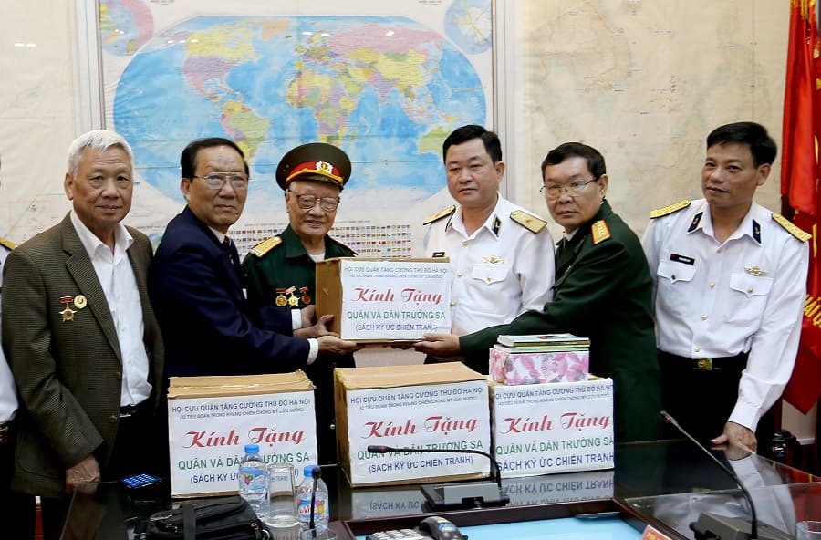 Tiếp nhận sách tặng bộ đội Trường Sa