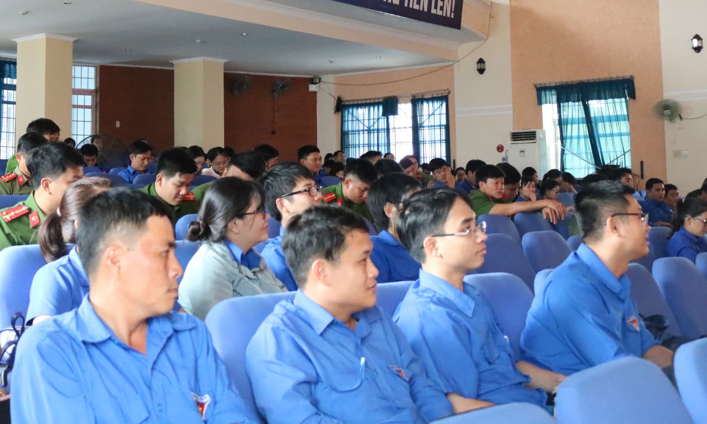 Hơn 100 bí thư đoàn thuộc Tỉnh đoàn Phú Yên nghe nói chuyện về biển, đảo
