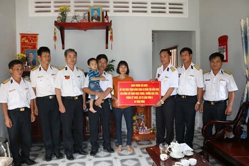 Vùng 5 Hải quân trao tiền hỗ trợ cho con quân nhân mắc bệnh tim bẩm sinh