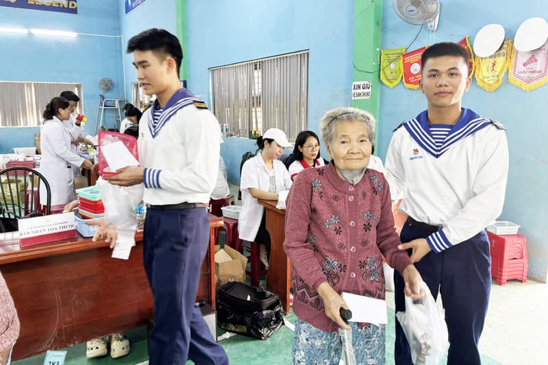 Gần 1000 người dân xã Diên Điền được khám bệnh và cấp phát thuốc miễn phí