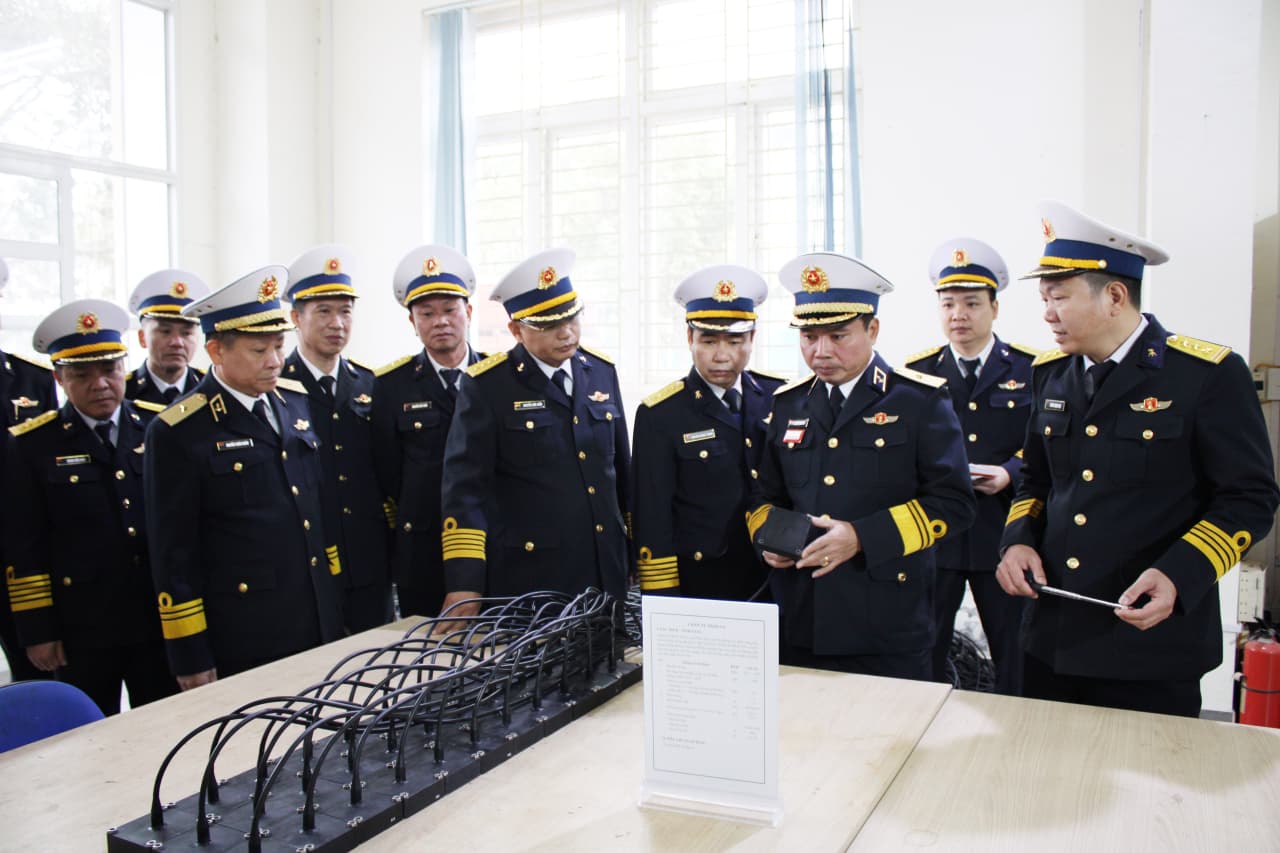 Phó Tư lệnh, Tham mưu trưởng Hải quân kiểm tra Viện Kỹ thuật