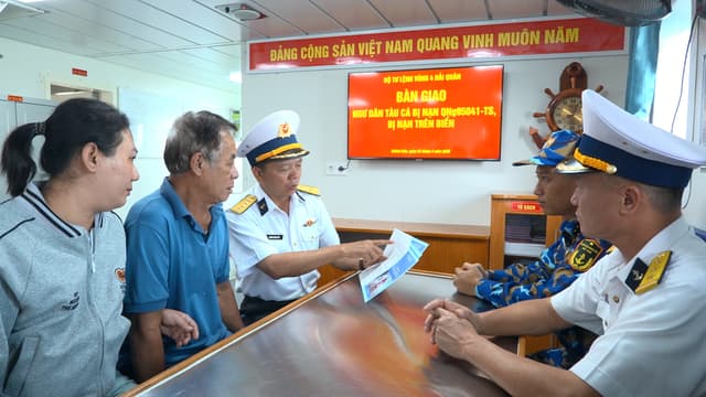 Vùng 4 bàn giao ngư dân được cứu chữa tại đảo Song Tử Tây cho gia đình