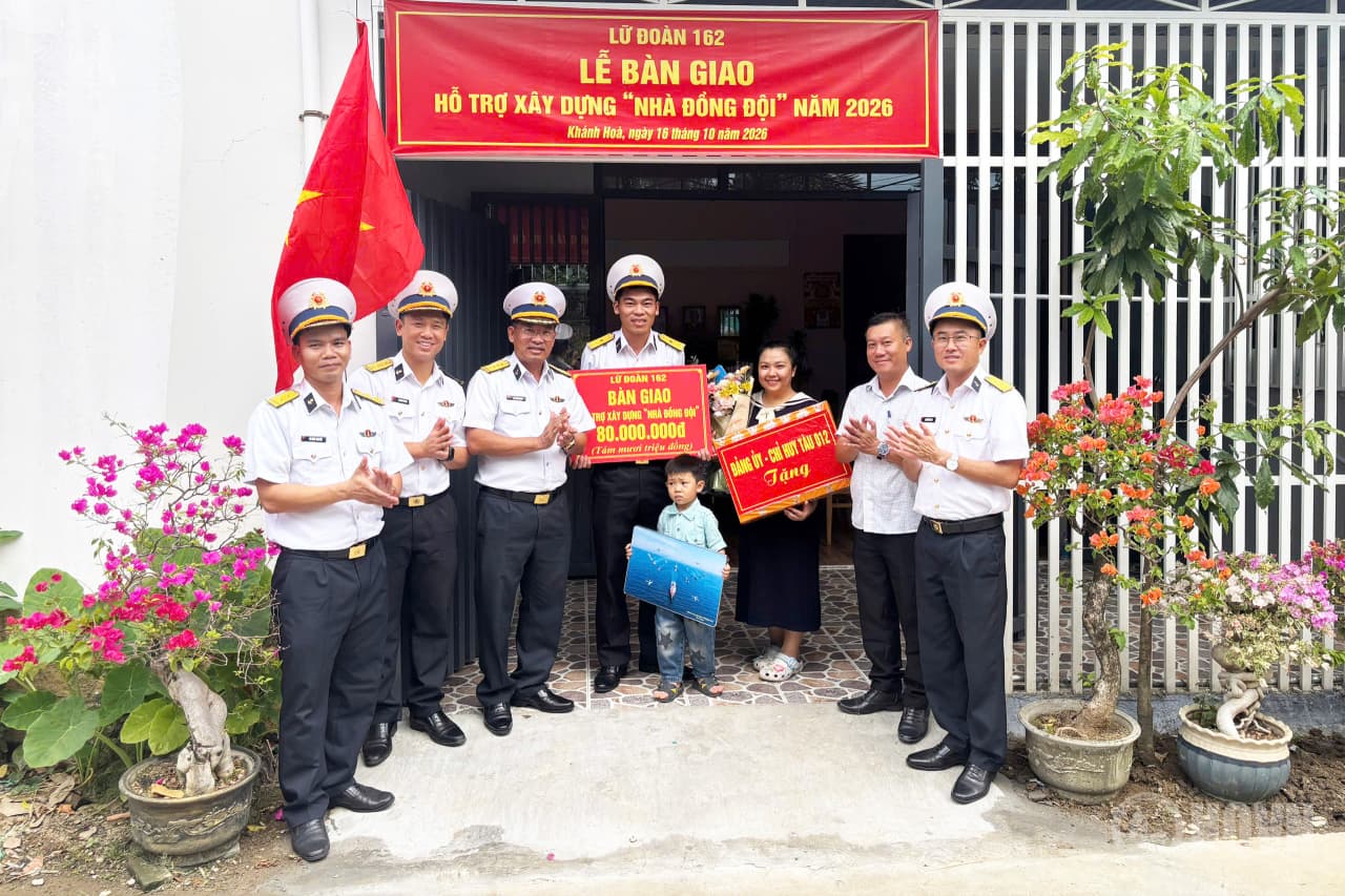 Lữ đoàn 162 bàn giao nhà đồng đội cho quân nhân có hoàn cảnh khó khăn
