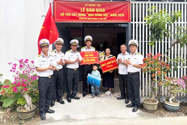 Lữ đoàn 162 bàn giao nhà đồng đội cho quân nhân có hoàn cảnh khó khăn