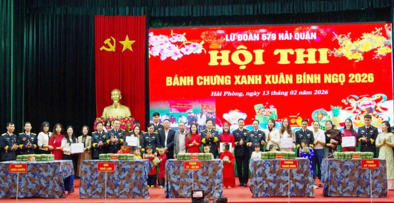 Lính tên lửa bờ thi gói bánh chưng