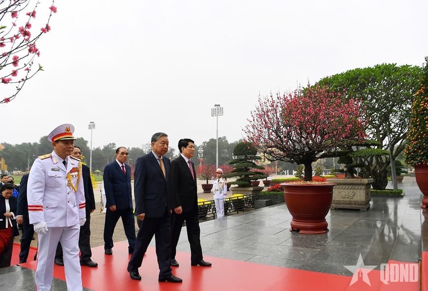 Lãnh đạo Đảng, Nhà nước, Quân đội vào Lăng viếng Chủ tịch Hồ Chí Minh