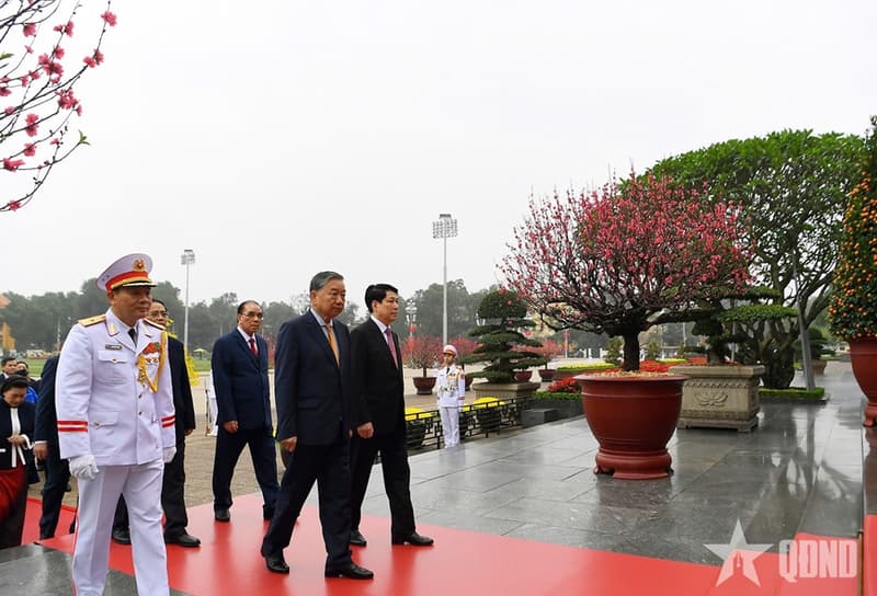 Lãnh đạo Đảng, Nhà nước, Quân đội vào Lăng viếng Chủ tịch Hồ Chí Minh