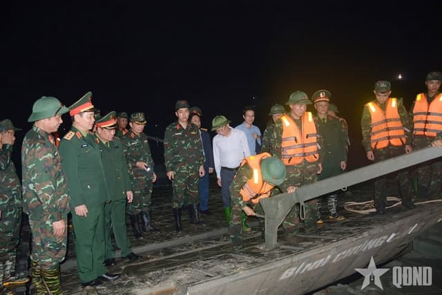 Đại tướng Phan Văn Giang gửi Thư biểu dương cán bộ, chiến sĩ tham gia bắc cầu phao qua sông Lô