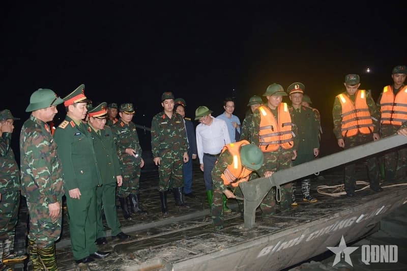 Đại tướng Phan Văn Giang gửi Thư biểu dương cán bộ, chiến sĩ tham gia bắc cầu phao qua sông Lô