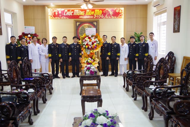 Thủ trưởng Cục Hậu cần - Kỹ thuật Hải quân chúc mừng Viện Y học Hải quân