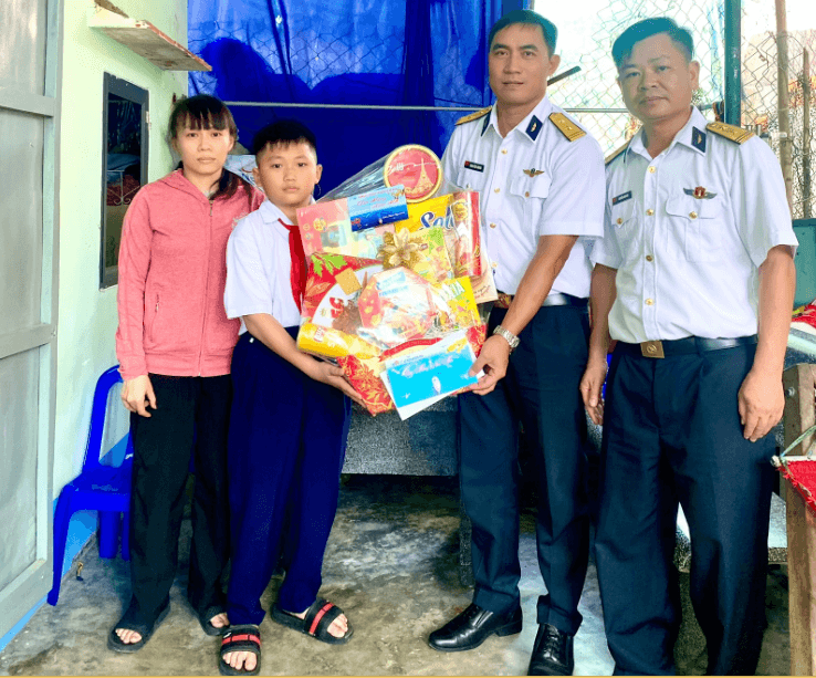 Lữ đoàn 954 thăm, tặng quà các gia đình chính sách