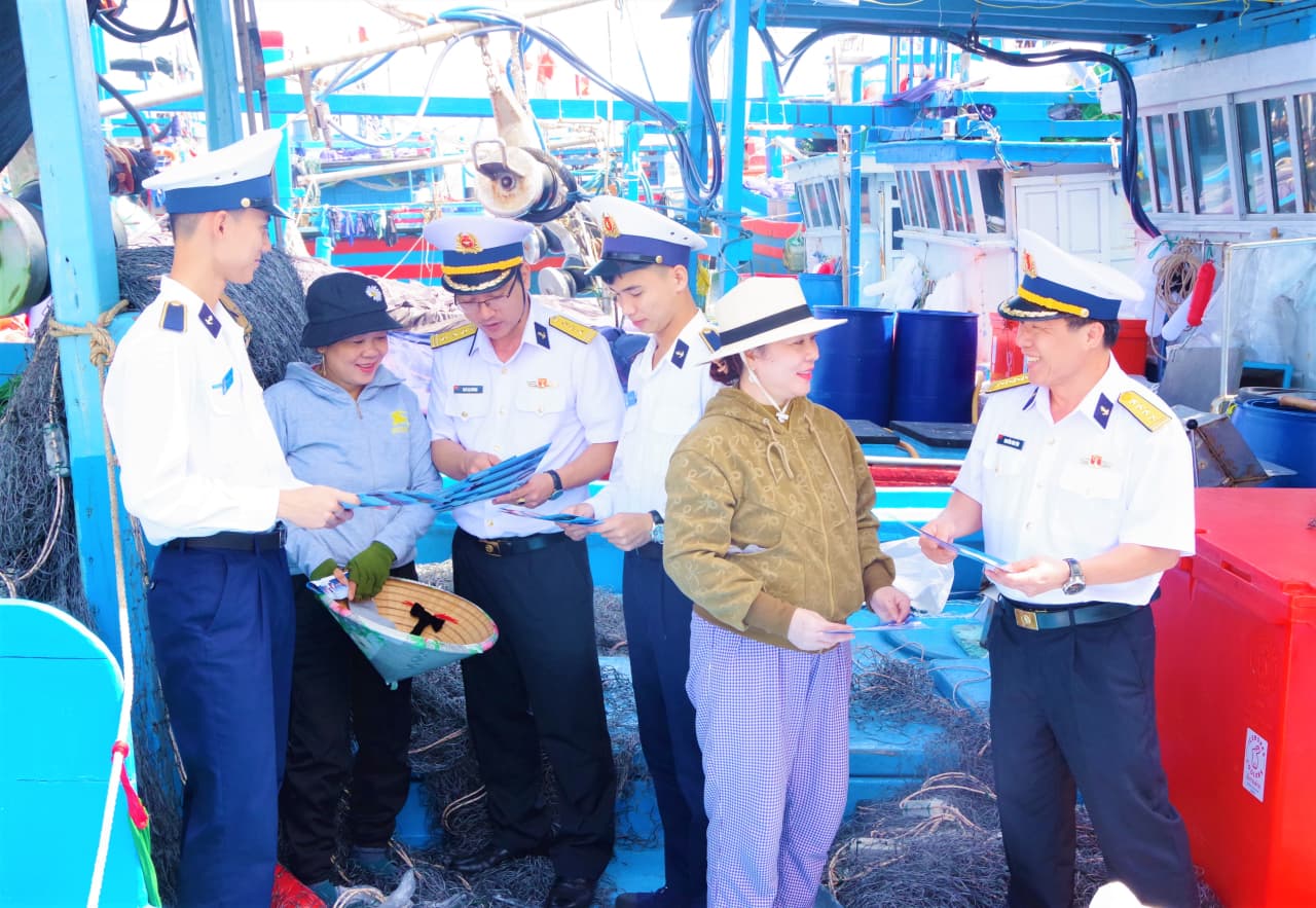 Học viện Hải quân phối hợp tổ chức Chương trình “Xuân chung tay giữ biển - Tết thắm tình quân dân”