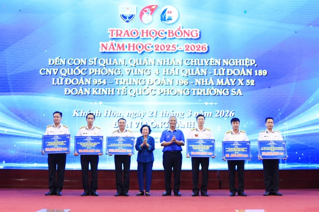 Trao học bổng Vừ A Dính tiếp sức con quân nhân