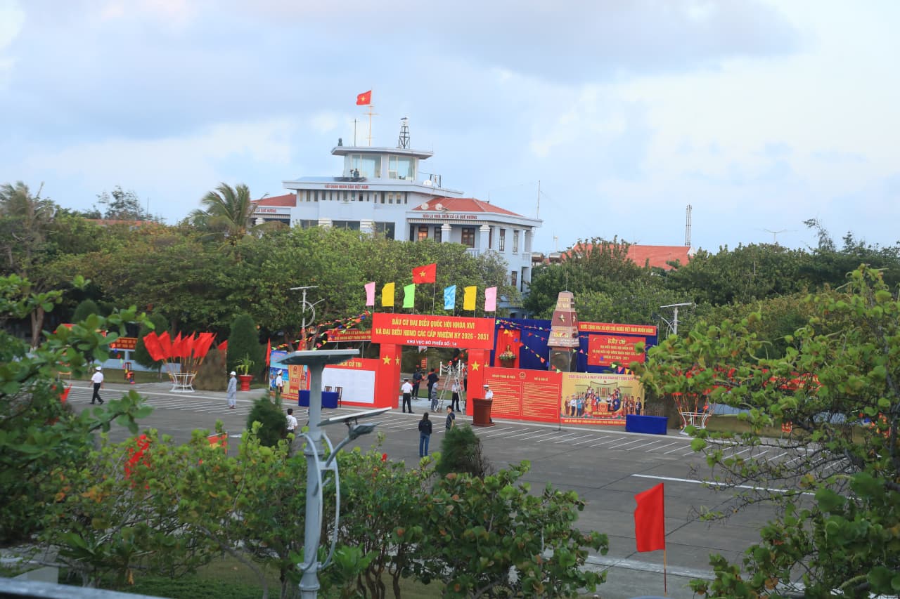 Hân hoan ngày hội bầu cử ở Trường Sa