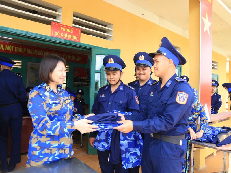 Hoạt động “Khâu áo chiến sĩ” của Hội phụ nữ Lữ đoàn 147