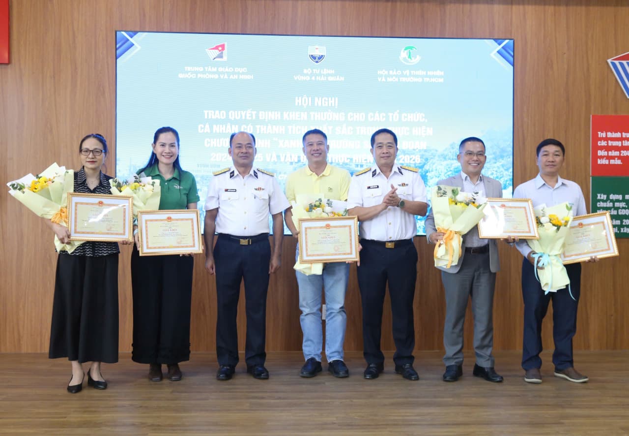 Khen thưởng các tập thể, cá nhân tiêu biểu trong thực hiện Chương trình “Xanh hóa Trường Sa”
