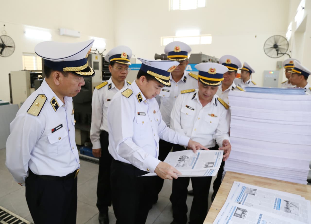 Phó Đô đốc Trần Thanh Nghiêm thăm, kiểm tra Xưởng in Hải quân