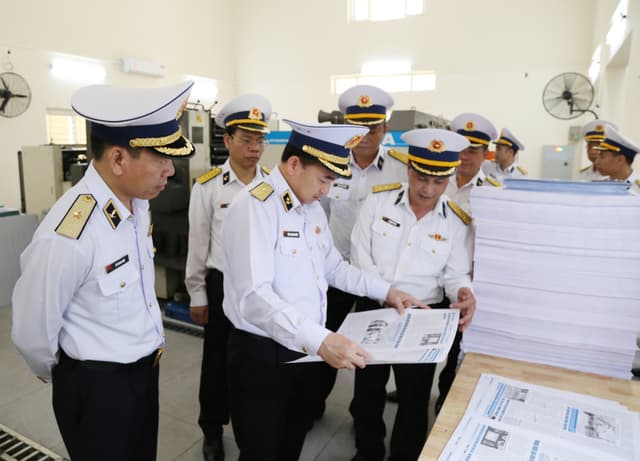 Phó Đô đốc Trần Thanh Nghiêm thăm, kiểm tra Xưởng in Hải quân