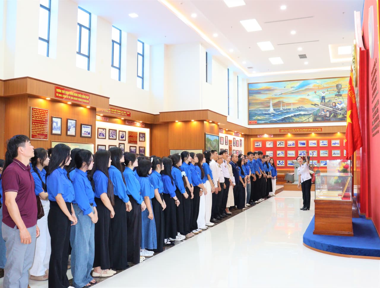 Gần 150 cán bộ, giảng viên, sinh viên thăm Học viện Hải quân